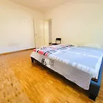 Апартаменты 5 Bedroom Center With Balcony Dorf - Self Checkin